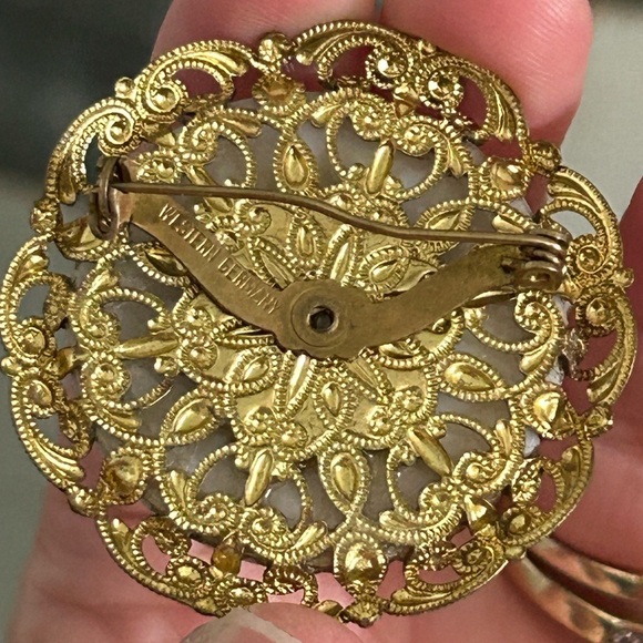 4/$100 WEST GERMANY Vintage Style Brooch with Romantic Scene 💛 - Picture 6 of 7